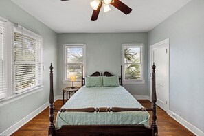 4 bedrooms, free WiFi, bed sheets - M Street Double | Top Floor of a Historic Triplex • Sleeps 12 • Walk to Beach (Galveston)