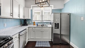 Private kitchen - M Street Double | Top Floor of a Historic Triplex • Sleeps 12 • Walk to Beach (Galveston)