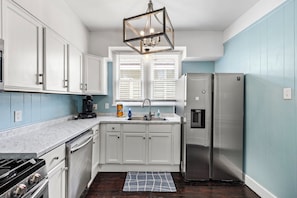 Fridge, microwave, oven, stovetop - M Street Double | Top Floor of a Historic Triplex • Sleeps 12 • Walk to Beach (Galveston)