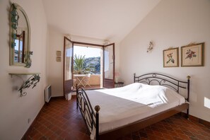 4 bedrooms, iron/ironing board, internet