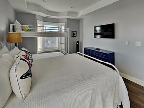 3 bedrooms, iron/ironing board, free internet, bed sheets - Beachfront retreat w. ocean views + resort amenities. (Tybee Island)