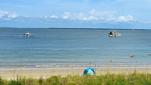 Oceanfront condo w. resort amenities - including a community pool.