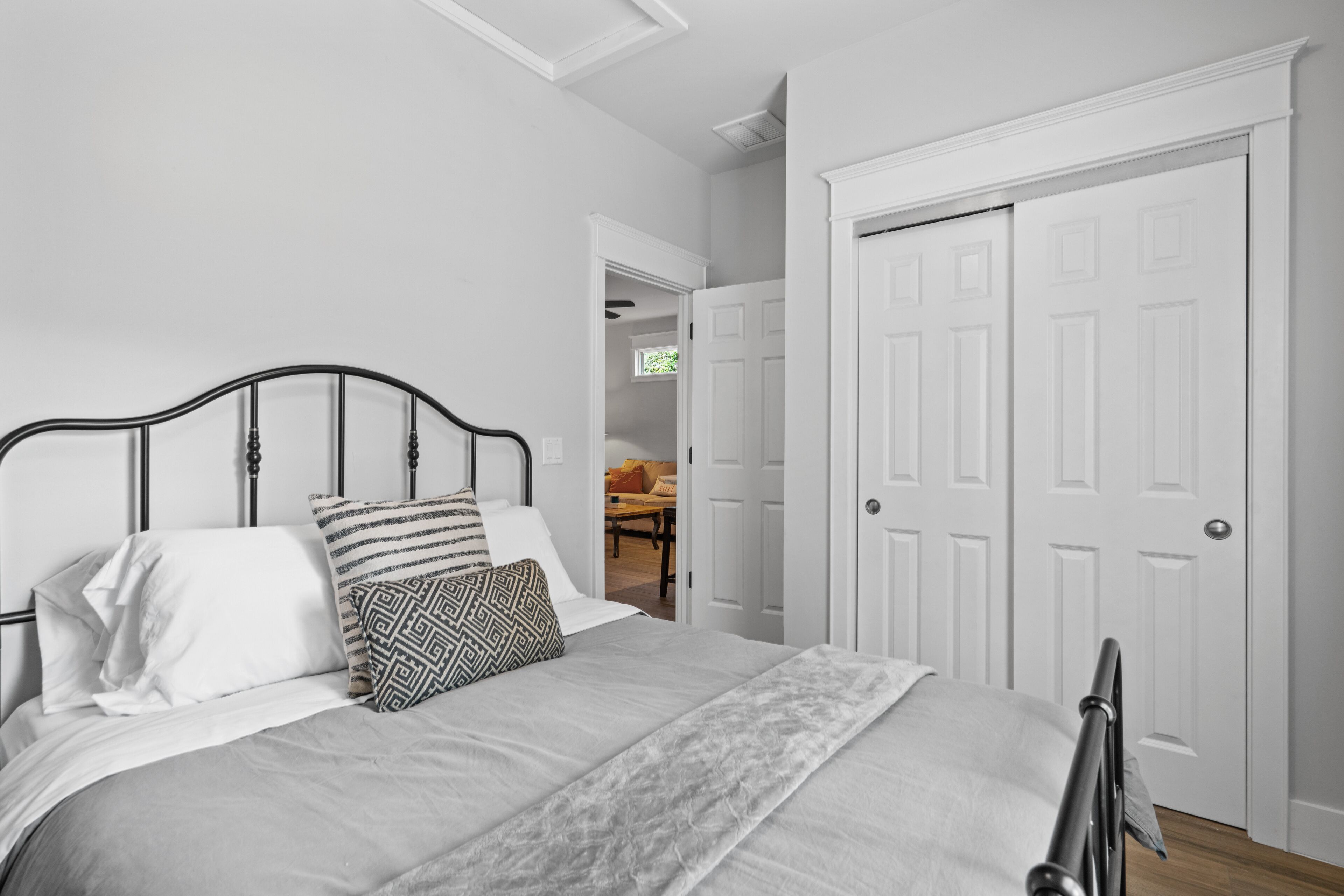 3 habitaciones, tabla de planchar con plancha y cuna de viaje 