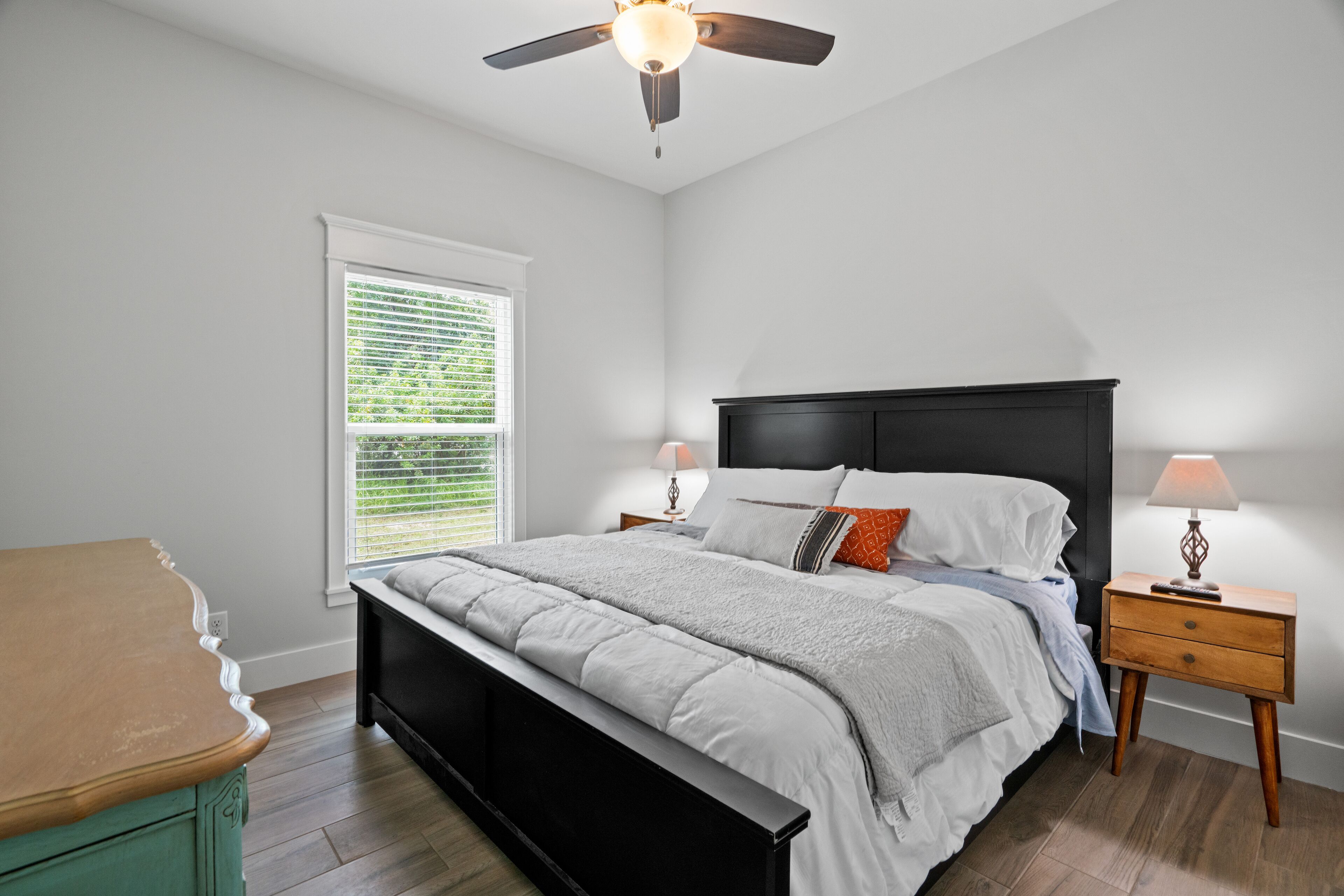 3 habitaciones, tabla de planchar con plancha y cuna de viaje 