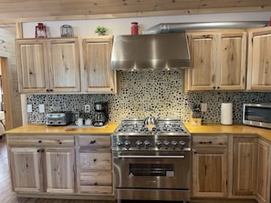 Fridge, microwave, oven, stovetop - Ultimate Cabin Getaway with Hot-Tub and Fire Pit (Hunter)