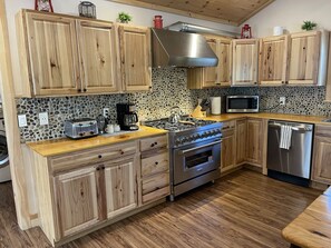 Fridge, microwave, oven, stovetop - Ultimate Cabin Getaway with Hot-Tub and Fire Pit (Hunter)