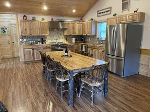 Fridge, microwave, oven, stovetop - Ultimate Cabin Getaway with Hot-Tub and Fire Pit (Hunter)