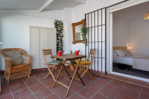 1 slaapkamer, een strijkplank/strijkijzer, gratis wifi, beddengoed