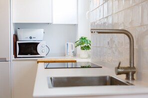 Een koelkast, een magnetron, een koffiezetapparaat/waterkoker