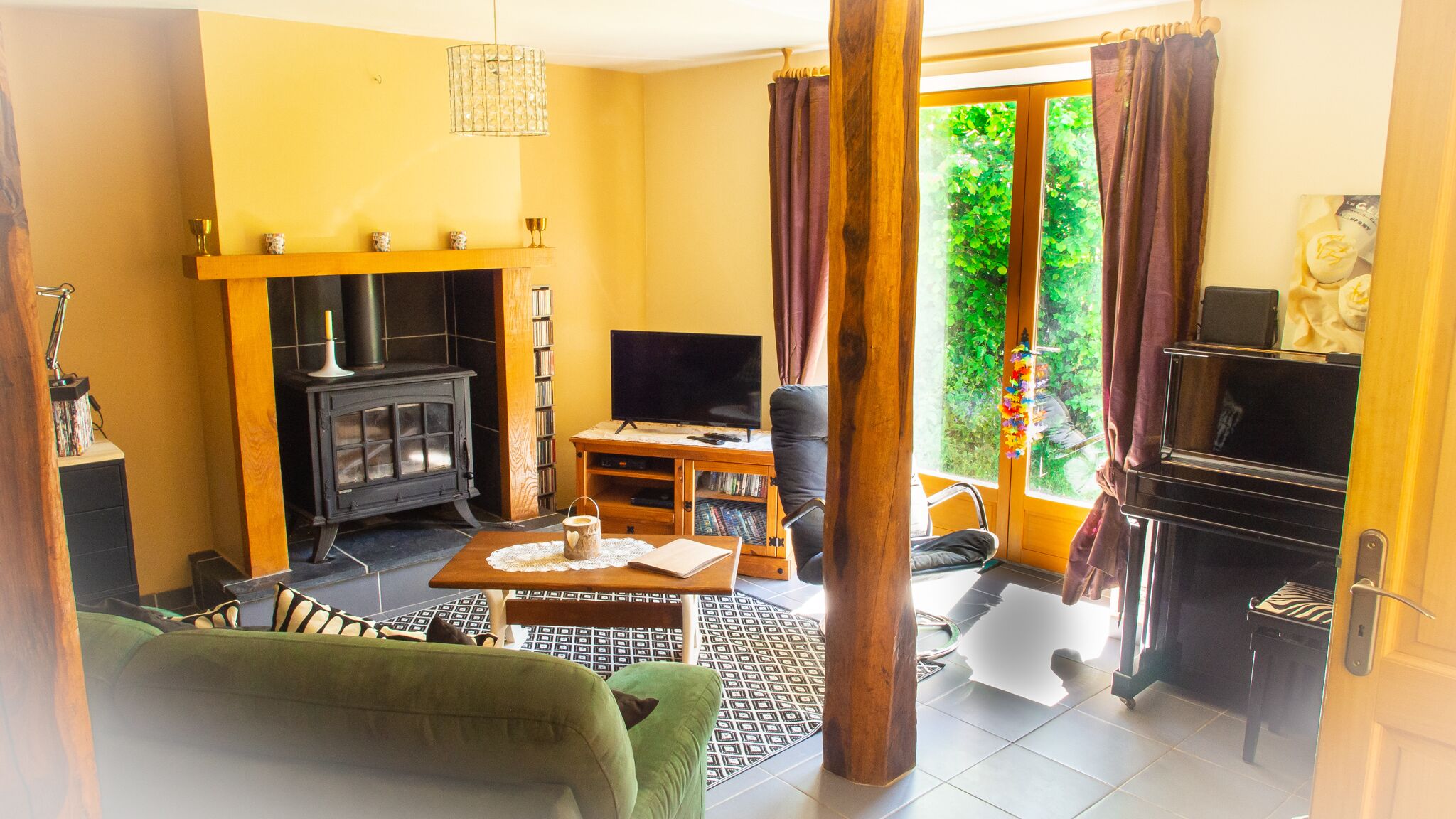 Smart-TV, DVD-Player, Bücher, Arbeitsbereiche