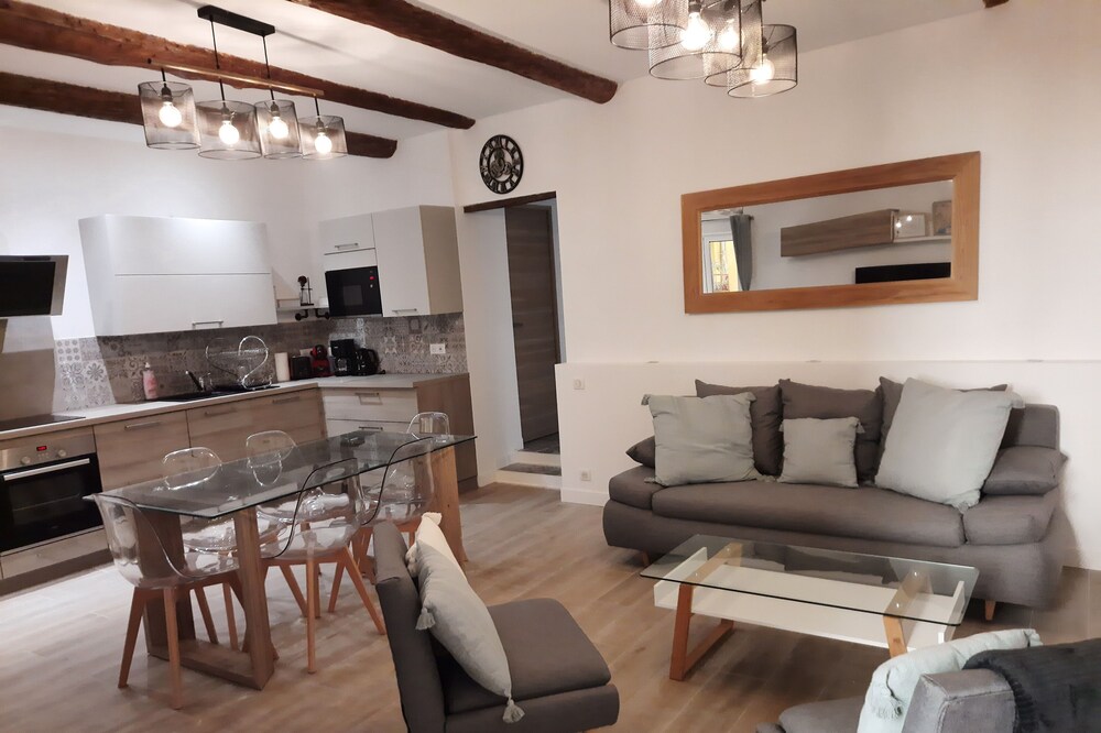 Beautiful Old Town flat, near the beach