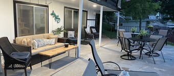 Osage Beach lakefront home. Lg. dock, patio, and a 5 min Walk to Backwater Jacks