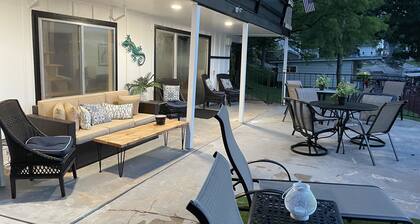 Osage Beach lakefront home. Lg. dock, patio, and a 5 min Walk to Backwater Jacks