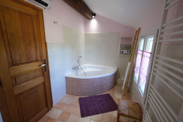 Baignoire, sèche-cheveux, serviettes fournies