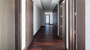 Unclassified image, 5 of 31, button - Plum Guide - Hessian Marble (London)