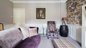 Miscellaneous - Plum Guide - Purple Reign (Edinburgh)