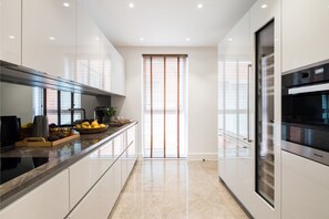 Microwave, dishwasher - Plum Guide - Hessian Gold (London)