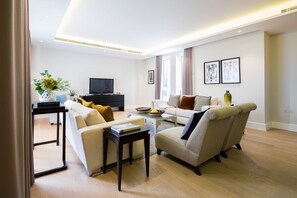 TV - Plum Guide - Hessian Gold (London)