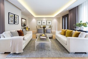 TV - Plum Guide - Hessian Gold (London)