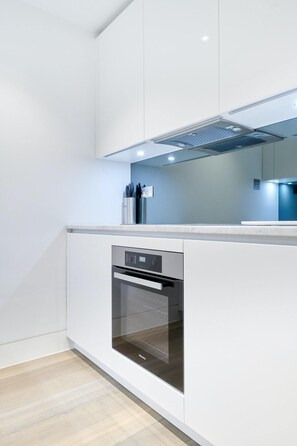 Microwave, dishwasher - Plum Guide - The Blue Bell (London)