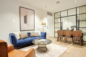 TV - Plum Guide - The Blue Bell (London)