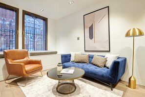 TV - Plum Guide - The Blue Bell (London)