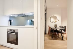Microwave, dishwasher - Plum Guide - The Blue Bell (London)