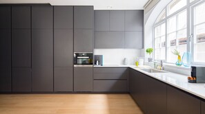 Microwave, dishwasher - Plum Guide - November Song (London)