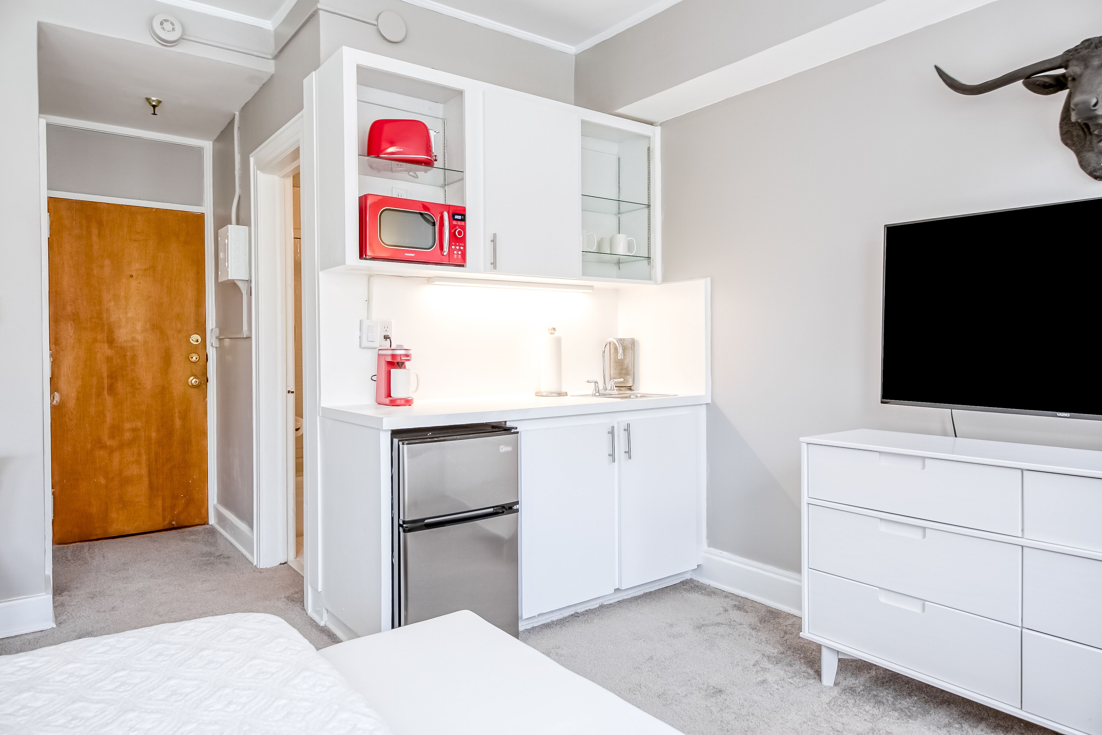 Snowbird-friendly, hotel-style condo with outdoor pool - walk to the beach