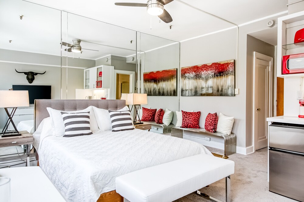 Snowbird-friendly, hotel-style condo with outdoor pool - walk to the beach