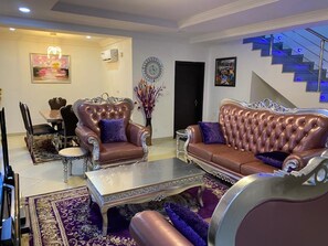 House | Living room | 30-inch TV with digital channels, fireplace