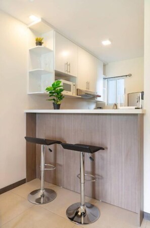 Fridge, microwave, stovetop, coffee/tea maker - Blvd Park 2 BDR Apartment with Pool & Gym (Ulloa)
