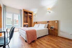 Ropa de cama hipoalergénica y caja de seguridad en la habitación 