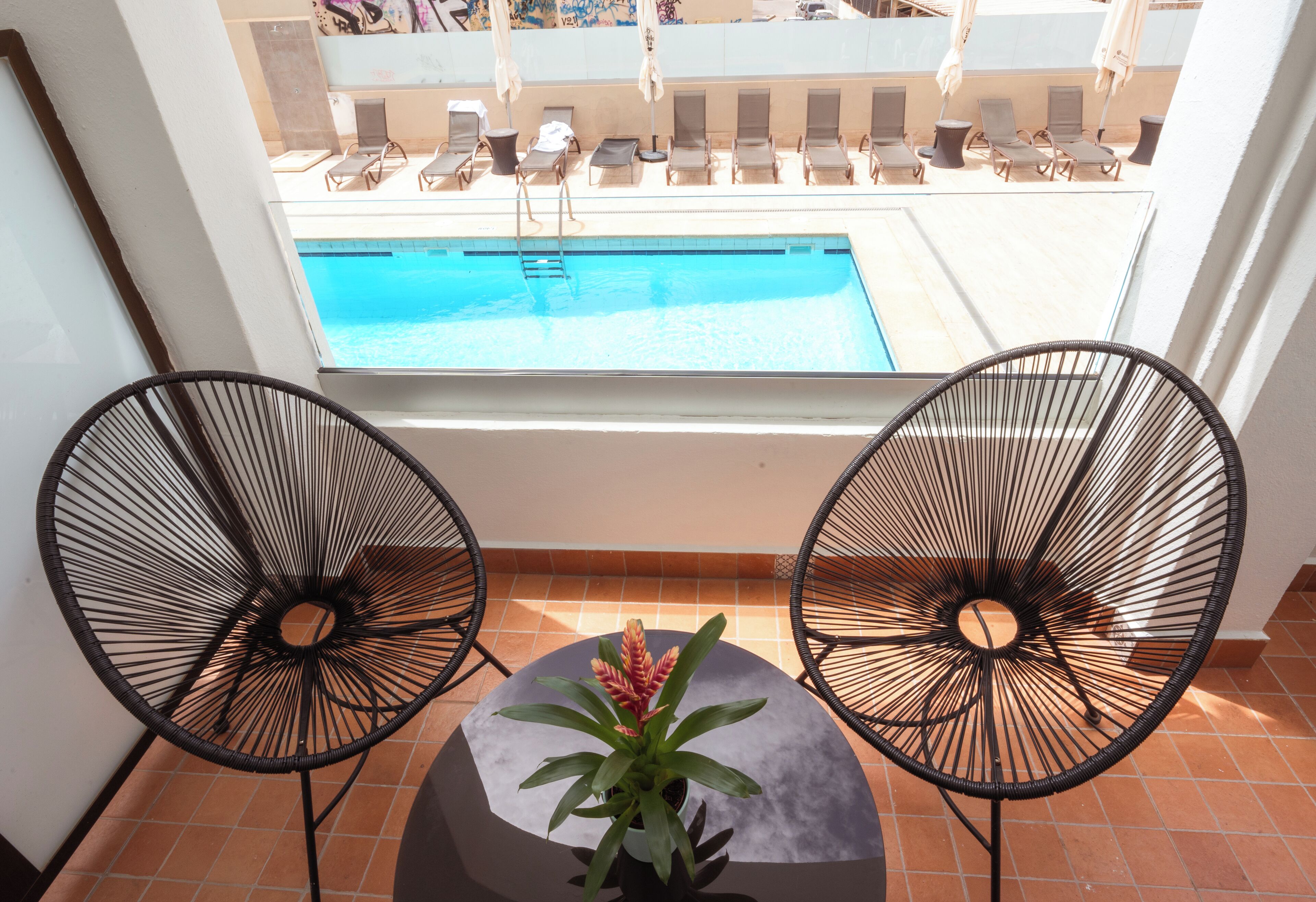 Ropa de cama hipoalergénica, caja fuerte, escritorio y cortinas opacas