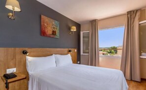 Dobbeltrom, balkong | Allergitestet sengetøy, safe på rommet, skrivebord og blendingsgardiner