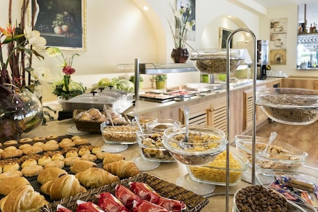 Breakfast buffet. Nura Santa Ponsa Pins