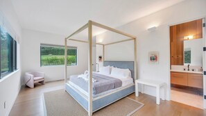 5 bedrooms, iron/ironing board, internet, bed sheets