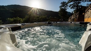 A hot tub with a view of a mountainous landscape in the background. - Nel Cuore Della Sicilia la tua Casa Vacanze Full Optional (Tortorici)