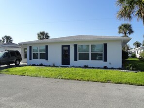 Exterior - NEW VRBO! BEACH PARADISE! 2BDS/2BTH,Community Pool, WALKING DISTANCE TO BEACH!!  (Englewood)