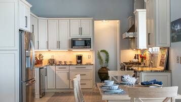 Jääkaappi, mikroaaltouuni, uuni, liesi