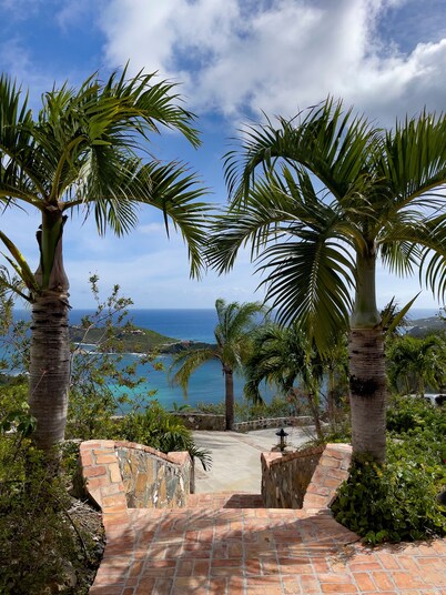 Sunset, Sunrise & Ocean Views, 3 Bed 4.5 Bath, Close to Cruz Bay & Beaches. Gym