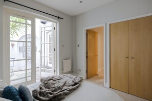 3 habitaciones y tabla de planchar con plancha