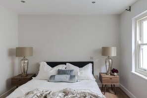 3 bedrooms, iron/ironing board - Plum Guide - Handsome People (London)
