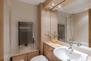 Bathroom - Plum Guide - Handsome People (London)