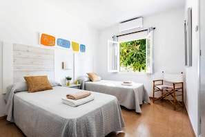 4 bedrooms, iron/ironing board, free WiFi, bed sheets