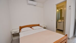 Estudio clásico | Escritorio, wifi gratis, decoración personalizada y muebles diferentes 