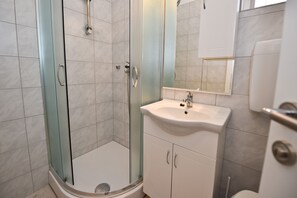 Estúdio clássico | Banheiro | Chuveiro com efeito de chuva, secador de cabelo