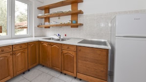 Departamento Confort | Cocina privada | Parrilla de estufa, plancha de cocina y utensilios de cocina 