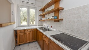 Departamento Confort | Cocina privada | Parrilla de estufa, plancha de cocina y utensilios de cocina 