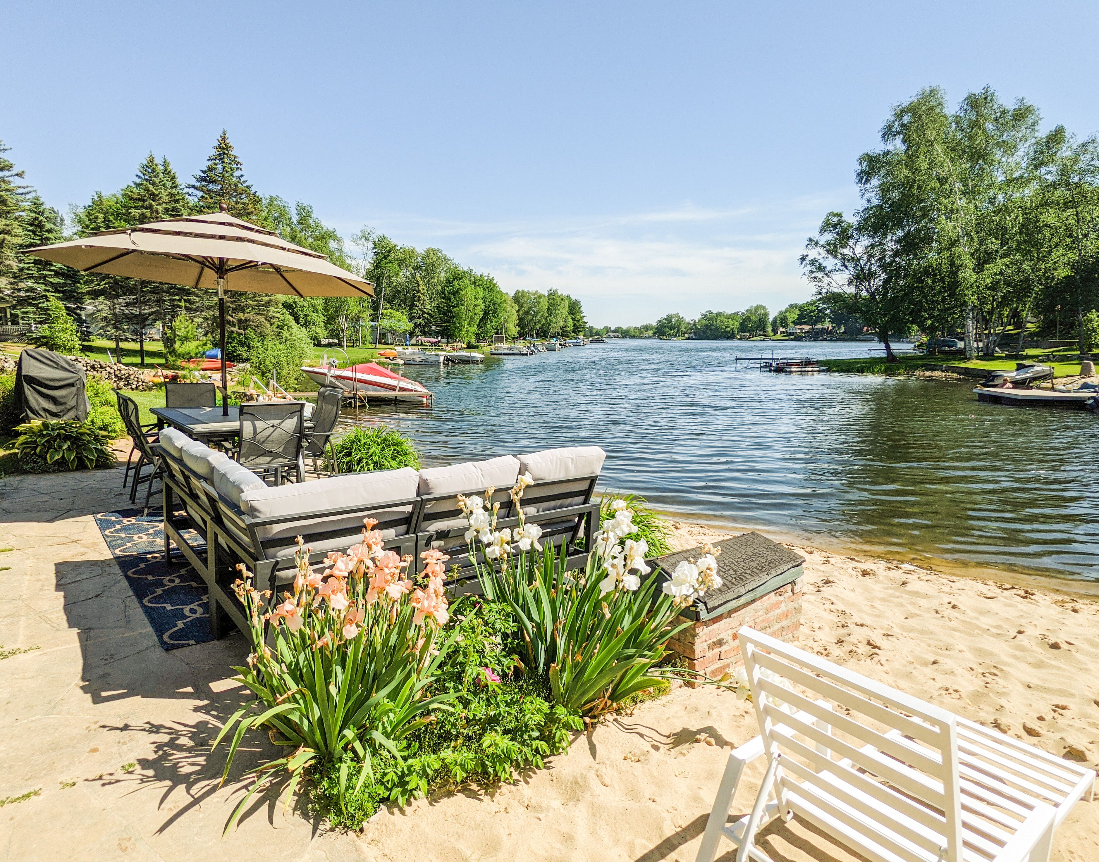 Lakefront Home w/ big yard and breathtaking views 